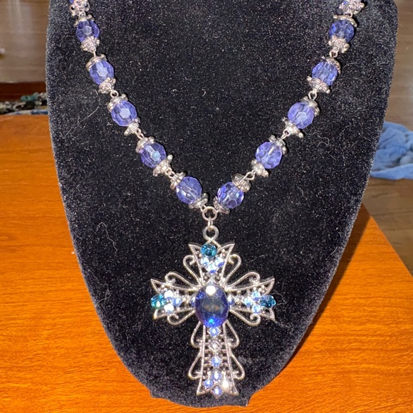 Jewelry - Vintage elegant Blue Crystal Necklace
